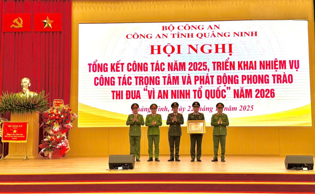 Thượng tướng Nguyễn Ngọc Lâm, Thứ trưởng Bộ Công an, thừa ủy quyền của Thủ tướng Chính phủ trao Bằng khen cho Công an tỉnh Quảng Ninh vì có thành tích xuất sắc trong công tác năm 2025. Ảnh: QMG