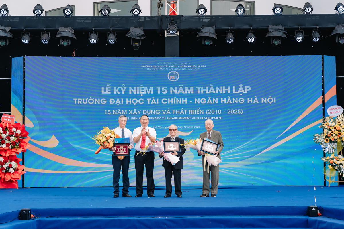 Lãnh đạo FBU tri ân các thầy cô giáo.