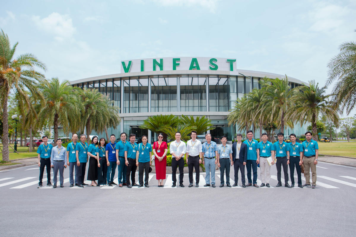 Sinh viên ngành Kỹ thuật EAUT đi thực tập tại doanh nghiệp