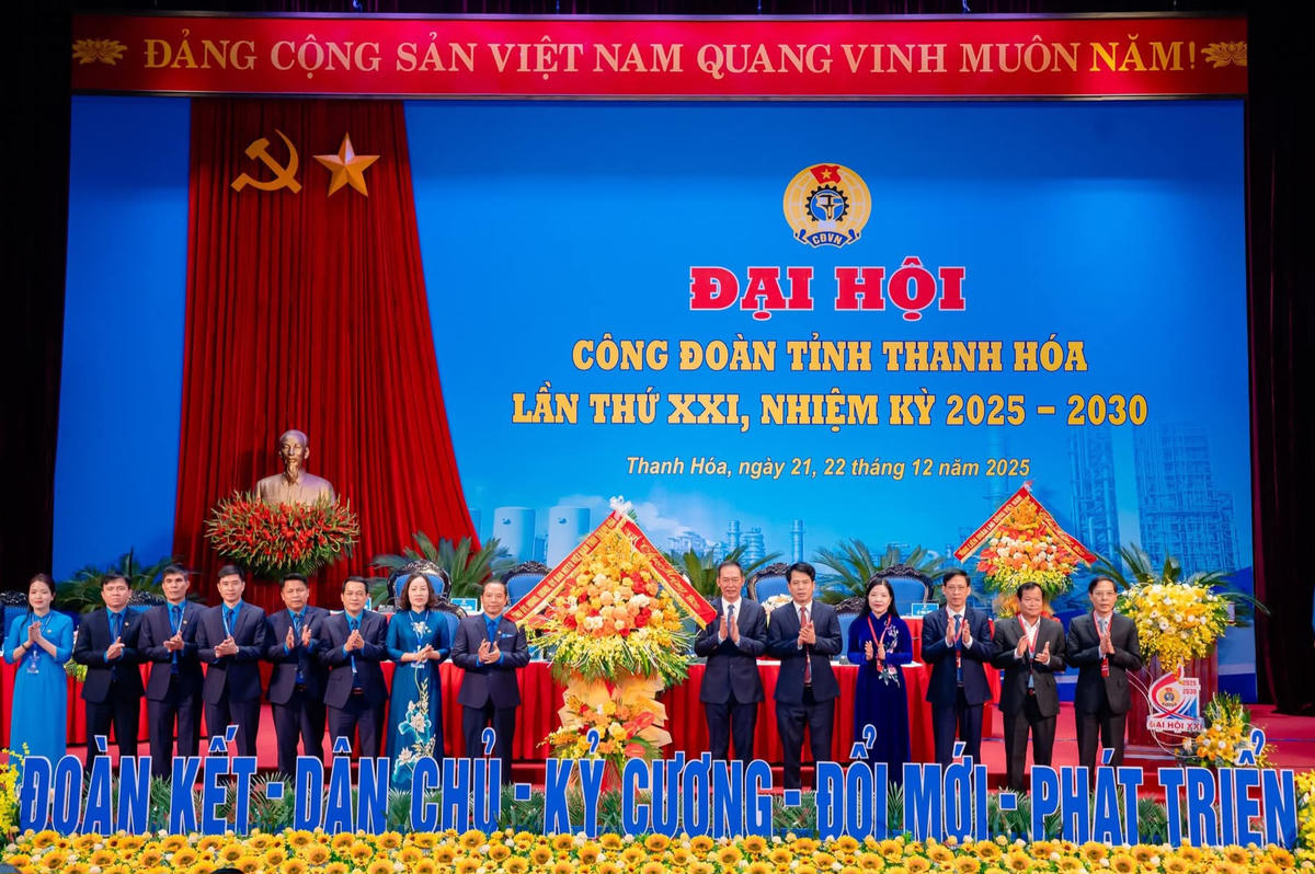 Phó Bí thư Tỉnh ủy - Chủ tịch Ủy ban MTTQ tỉnh Trịnh Tuấn Sinh tặng hoa chúc mừng đại hội. Ảnh: TLA
