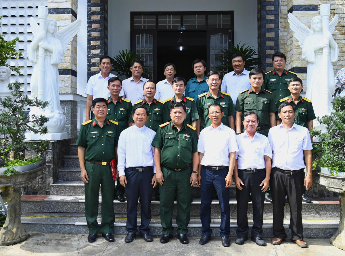 Đoàn công tác chụp ảnh lưu niệm cùng linh mục và bà con giáo dân Nhà thờ Tắc Sậy. Ảnh: Văn Đông