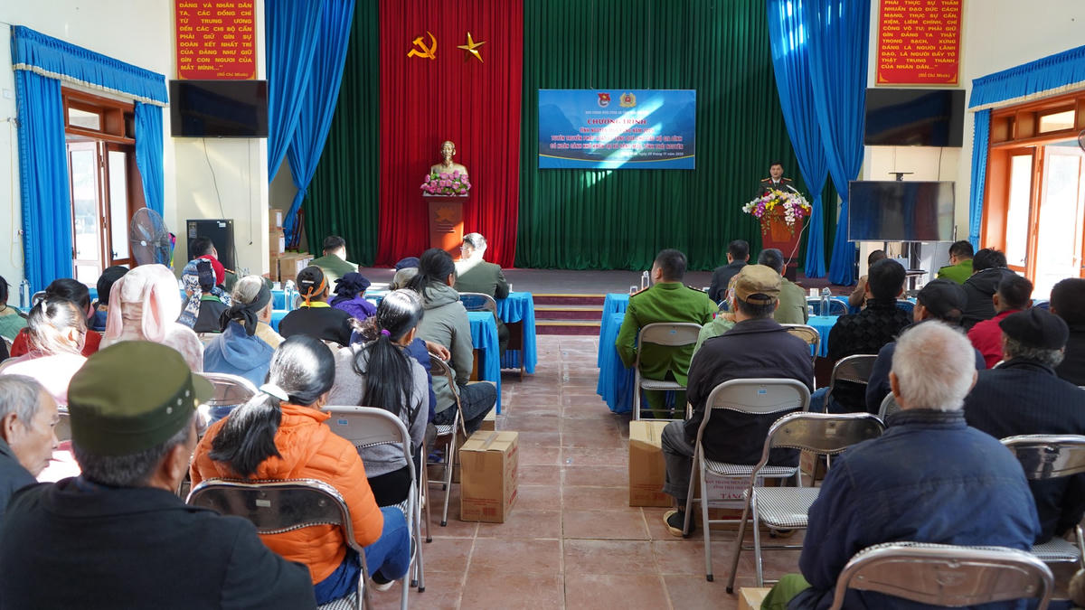 Tuyên truyền những kiến thức, kỹ năng, biện pháp cơ bản về an ninh mạng và phòng ngừa, đấu tranh với tội phạm sử dụng công nghệ cao tại xã Sảng Mộc vào tháng 11/2025. Ảnh: Công an Thái Nguyên.