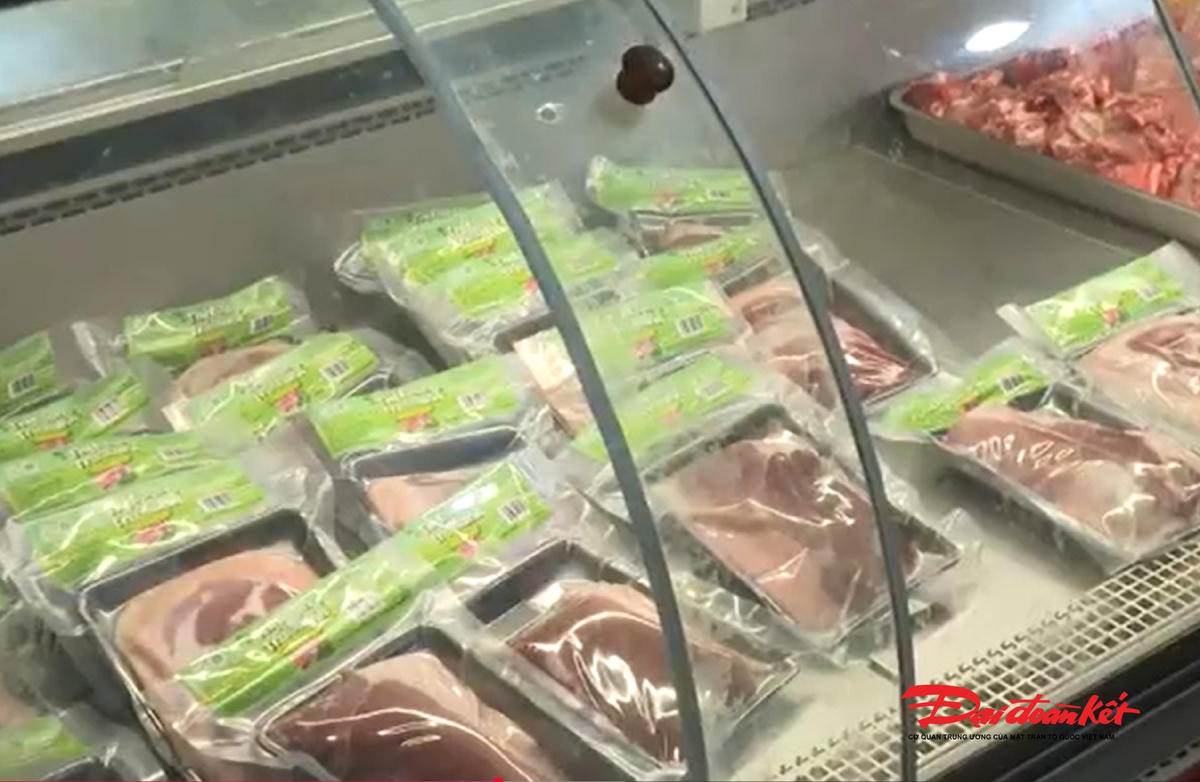 Thịt lợn trà xanh được đóng gói đưa ra thị trường. Ảnh: Toán Nguyễn.
