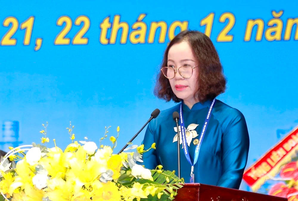 Bà Trịnh Thị Hoa - Phó Chủ tịch LĐLĐ tỉnh trình bày báo cáo tóm tắt tại đại hội. Ảnh: Lê Hợi