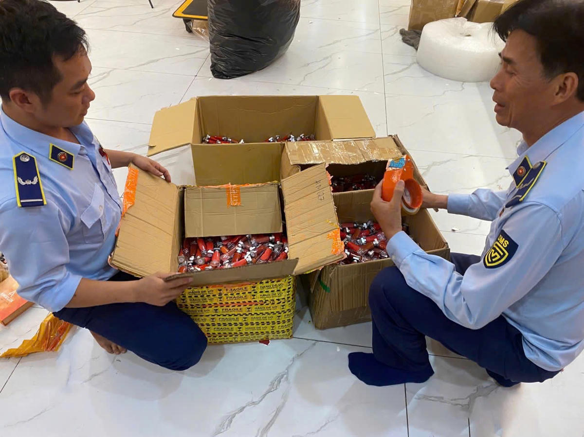 Lực lượng quản lý thị trường thành phố tiến hành kiểm tra đột xuất một điểm chứa trữ kinh doanh mỹ phẩm không rõ nguồn gốc. Ảnh: QLTT