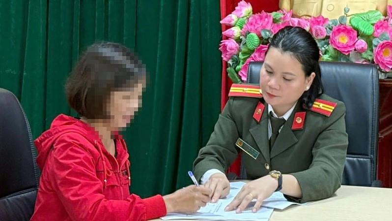 Phòng An ninh Chính trị nội bộ làm việc với người phụ nữ ngồi lên cờ Tổ quốc. Ảnh: Báo Thái Nguyên.