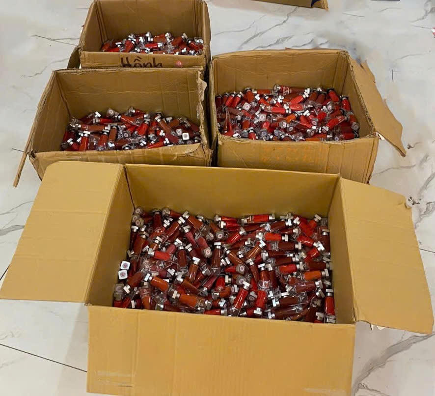 Vài tháng trước, Quản lý thị trường TP Hồ Chí Minh cũng thu giữ 2.000 tuýp son kem hiệu Angelux Truelove Colors, không có hóa đơn chứng từ, không có nhãn hàng hóa,... Ảnh: QLTT.