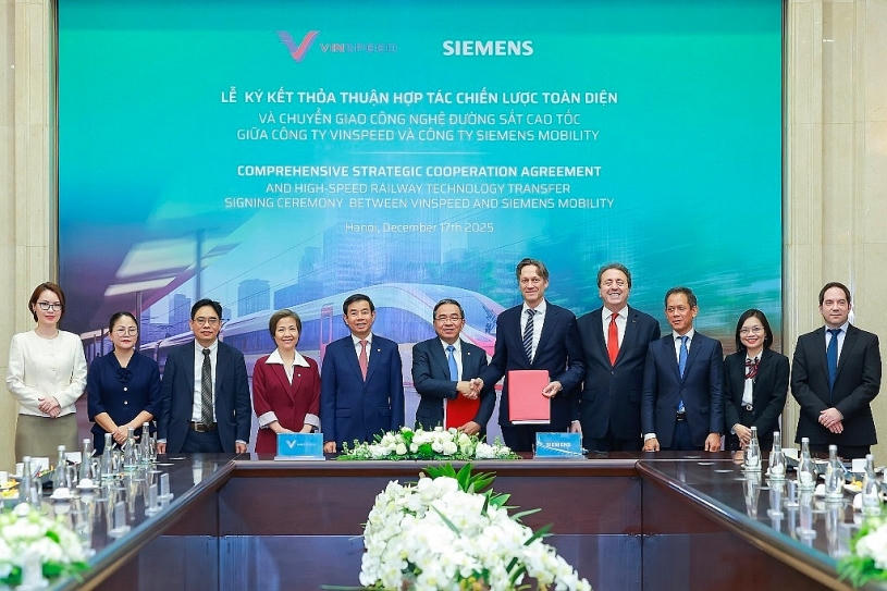 Đại diện lãnh đạo của Siemens Mobility và VinSpeed trao biên bản ghi nhớ hợp tác chiến lược toàn diện và chuyển giao công nghệ đường sắt tốc độ cao.