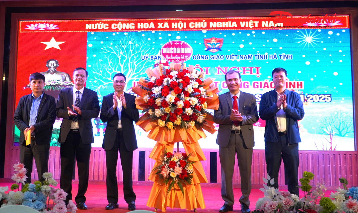Đại diện Ban Dân tộc - Tôn giáo tỉnh Hà Tĩnh tặng hoa chúc mừng Ủy ban ĐKCG tỉnh Hà Tĩnh nhân Lễ Chúa Giáng sinh năm 2025. Ảnh: HN.