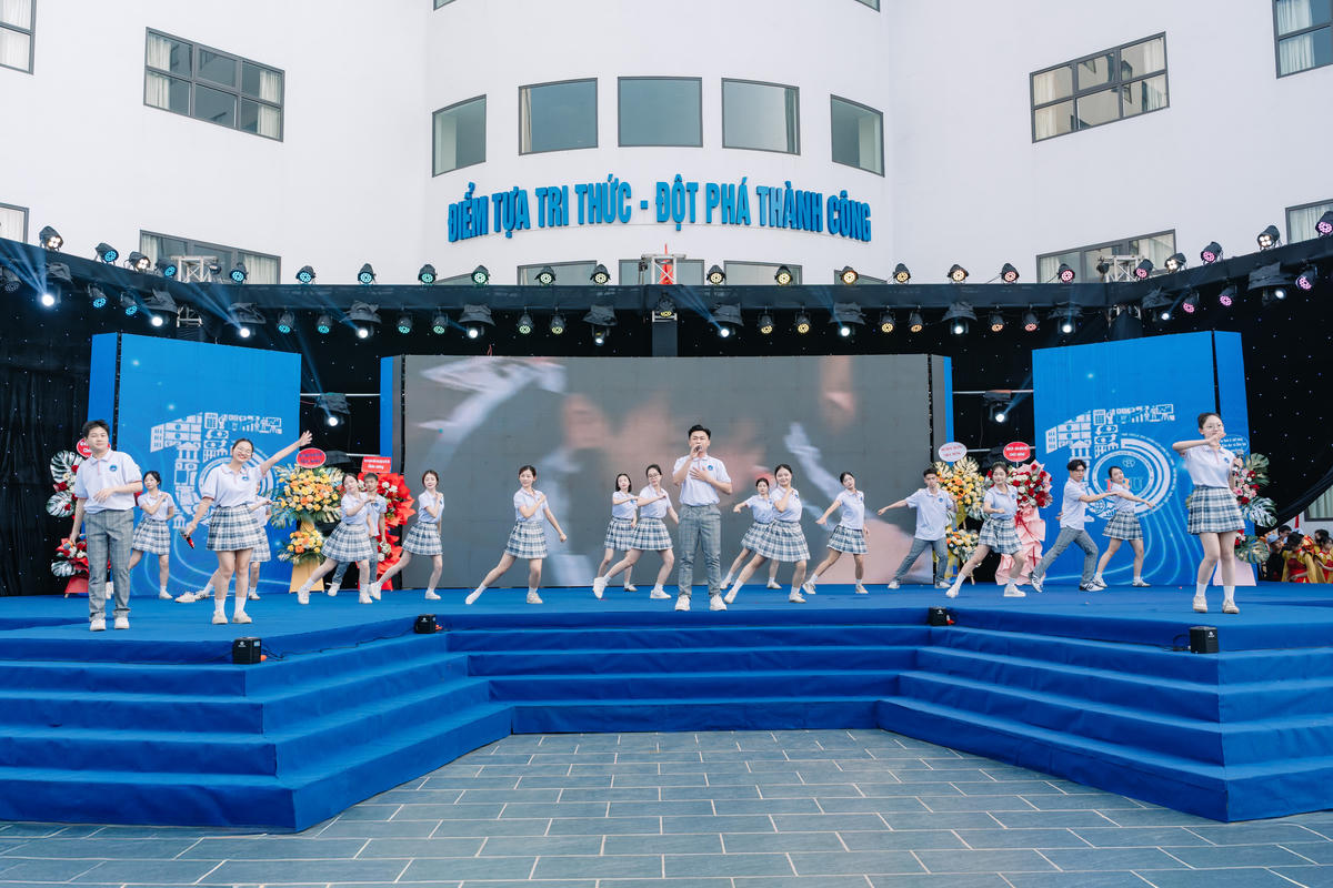 Tiết mục văn nghệ mở màn lễ kỷ niệm.