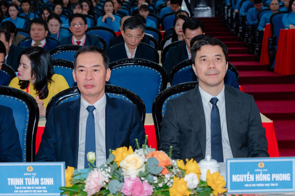 Ông Nguyễn Hồng Phong - Phó Bí thư Thường trực Tỉnh ủy (bên phải) và ông Trịnh Tuấn Sinh - Phó Bí thư Tỉnh ủy, Chủ tịch Ủy ban MTTQ tỉnh (bên trái) dự đại hội. Ảnh: TLA