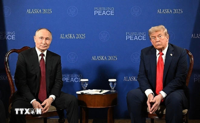 Tổng thống Nga Vladimir Putin (trái) trong cuộc họp với Tổng thống Mỹ Donald Trump tại Căn cứ Elmendorf-Richardson ở Anchorage, bang Alaska (Mỹ) ngày 15/8. (Nguồn: THX/TTXVN)