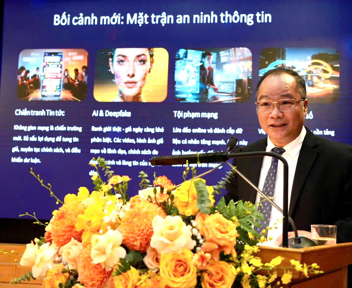 TS Nguyễn Đăng Khang – Phó Tổng Biên tập Báo Đại đoàn kết trình bày tham luận với chủ đề "Phát huy vai trò của báo chí bảo vệ ANQG trong kỷ nguyên mới" tại hội thảo. Ảnh: Danh Vỵ