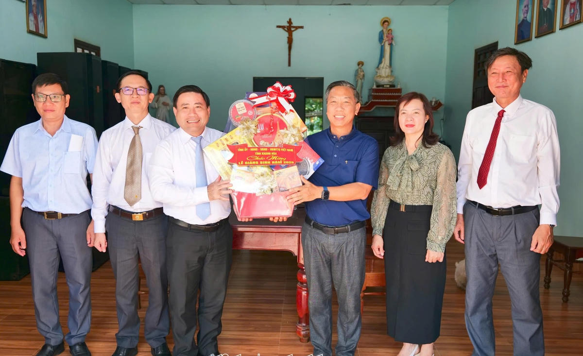 Ông Lâm Đông Phó Bí thư Tỉnh ủy, Chủ tịch HĐND tỉnh Khánh Hòa cùng đoàn công tác tặng quà chúc mừng linh mục Trần Trung Nam, Hạt trưởng Giáo hạt Ninh Phước, Chánh xứ Giáo xứ Phước Thiện. (ảnh H.L)