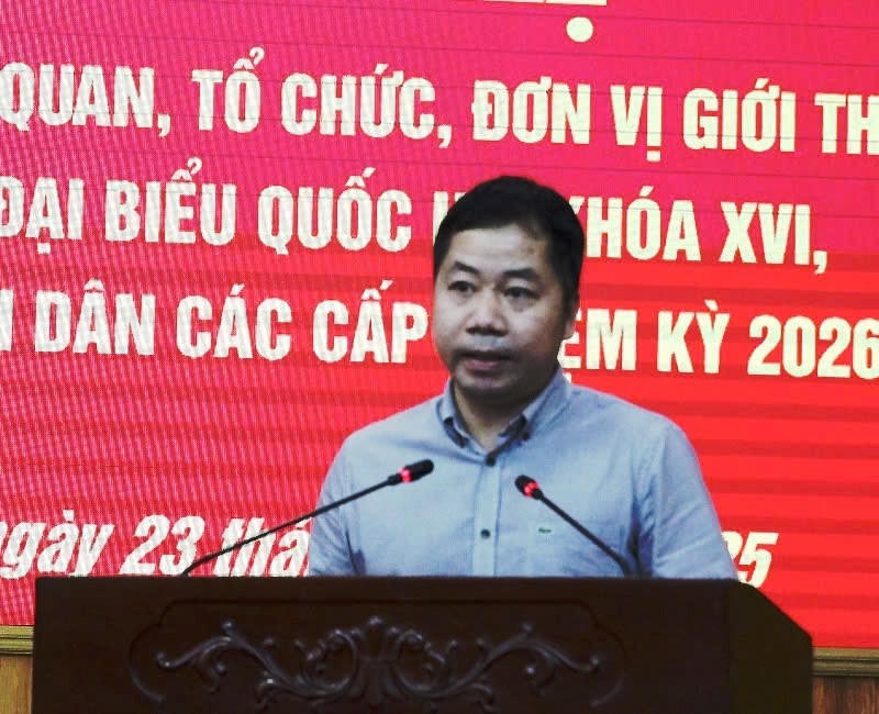 Đại diện Sở Nội vụ Thanh Hóa hướng dẫn quy trình thực hiện mẫu hồ sơ người ứng cử đại biểu Quốc hội khóa XVI, đại biểu HĐND các cấp. Ảnh: Nguyễn Chung.