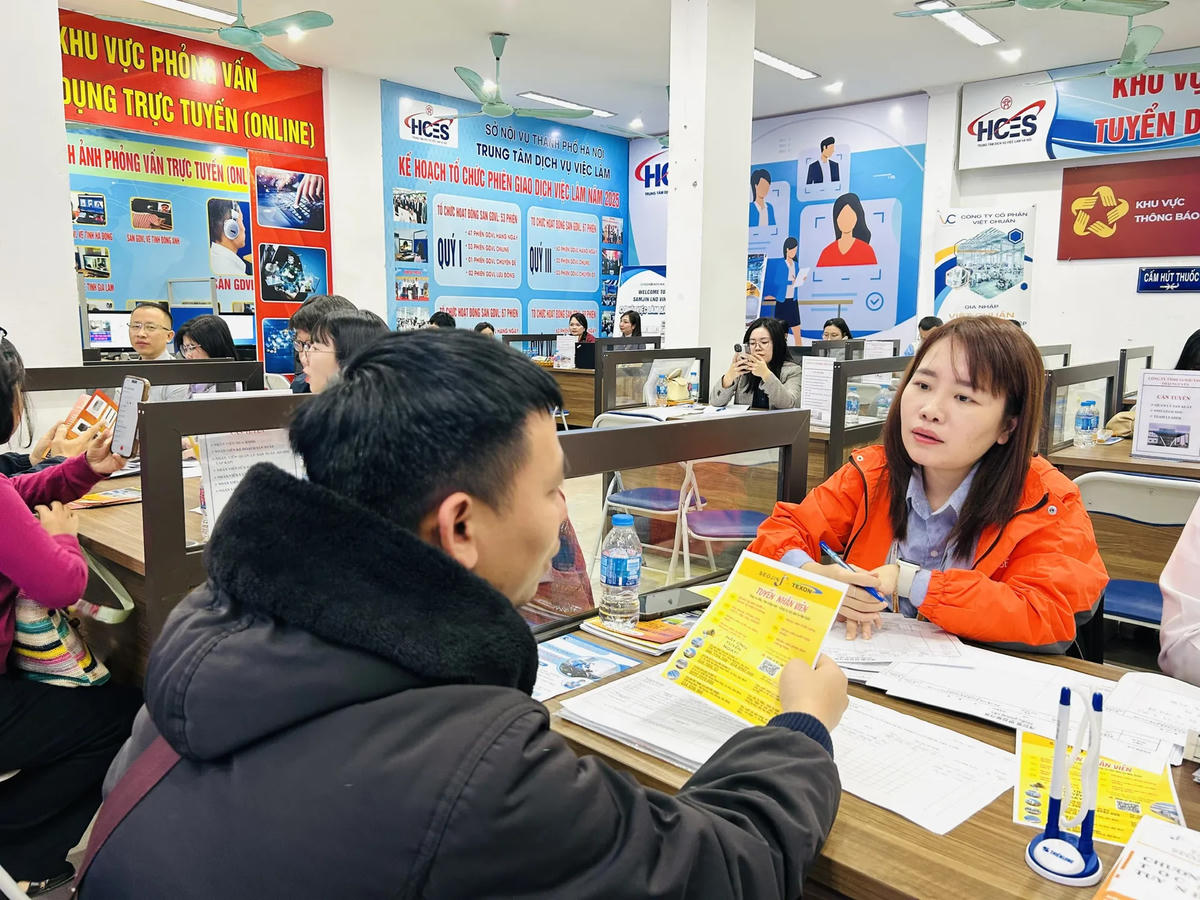 Người lao động phỏng vấn tại Phiên giao dịch việc làm tại Hà Nội.	 Ảnh: L.H.