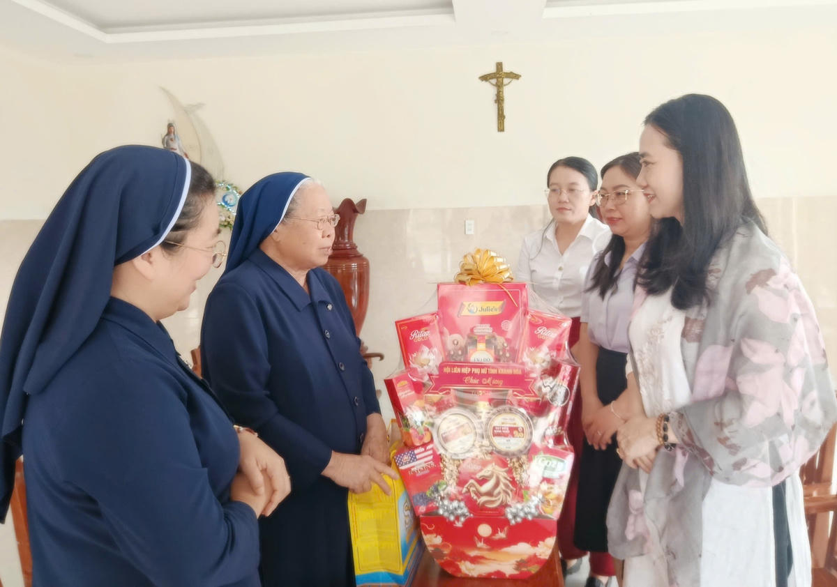 Bà Nguyễn Quỳnh Nga, Phó Chủ tịch Uỷ ban MTTQ Việt Nam tỉnh, Chủ tịc Hội LHPN tỉnh Khánh Hòa gửi lời cám ơn, Nữ tu tại Giáo xứ Bình Cang đã có nhiều đóng góp, đồng hành tích cực cùng Hội LHPN tỉnh Khánh Hòa trong các hoạt động an sinh xã hội trong thời gian vừa qua. (ảnh Hương Thảo)