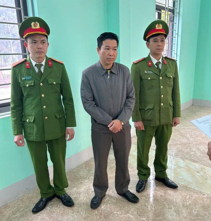 Lò Trọng Hinh tại cơ quan điều tra (đứng giữa). Ảnh: Công an tỉnh Tuyên Quang.