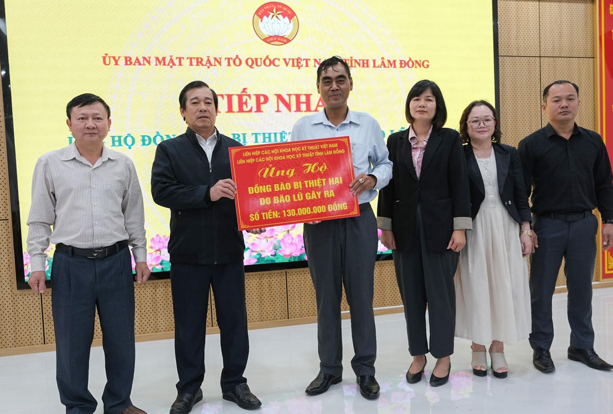 Liên hiệp các Hội khoa học kỹ thuật tỉnh Lâm Đồng ủng hộ 130 triệu đồng cho Uỷ ban Mặt trận tỉnh. Ảnh: X .H.