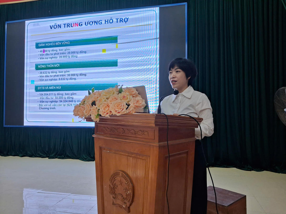 Bà Lê Thị Thu Lan, Chuyên viên phòng Giảm nghèo và
Ngành nghề nông thôn, Sở Nông nghiệp và Môi trường Thanh Hóa giới thiệu mục tiêu, nhiệm vụ và nội dung của Dự án Giảm nghèo về thông tin. Ảnh: inhtoai.thanhhoa.gov.vn