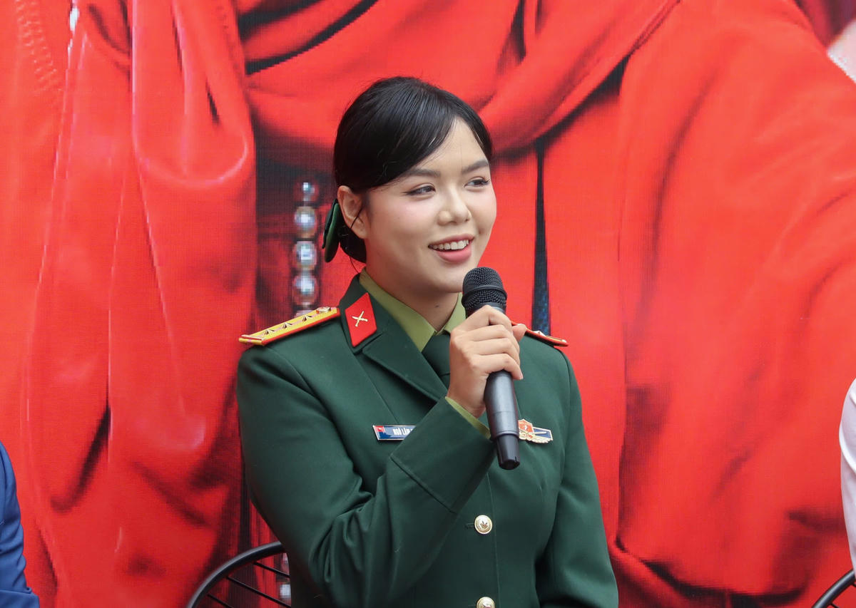 Trung úy Ngô Lâm Phương chia sẻ tại toạ đàm.