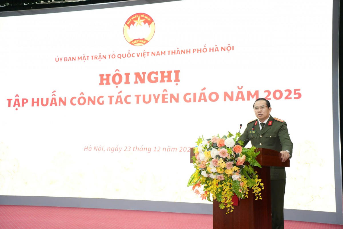 Thượng tá Nguyễn Hiếu, Phó Trưởng phòng An ninh chính trị xây dựng pháp luật các khối cơ quan tư pháp và các tổ chức chính trị - xã hội Trung ương, Cục An ninh chính trị nội bộ (Bộ Công an) trao đổi tại Hội nghị.