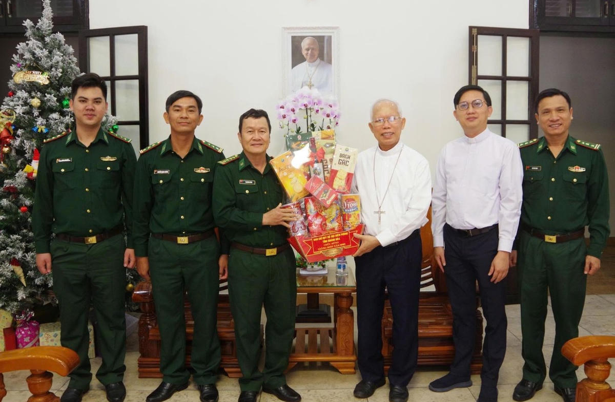 Đại tá Tạ Quang Dũng, Phó Chỉ huy trưởng Ban Chỉ huy Bộ đội Biên phòng tỉnh Khánh Hòa tặng cùng đoàn công tác quà chúc mừng Tòa Giám mục Giáo phận Nha Trang. (ảnh V.T)
