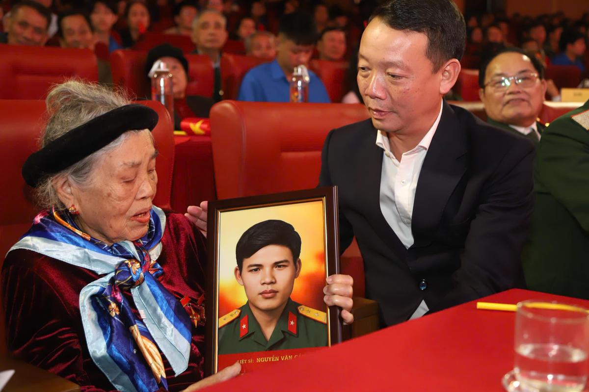 Chủ tịch UBND tỉnh Hà Tĩnh, ông Phan Thiên Định, đã trao tặng bức ảnh phục dựng hình ảnh của người con trai của Mẹ Việt Nam Anh hùng Trần Thị Huyến (thuộc phường Trần Phú), người đã hy sinh trong cuộc kháng chiến. Ảnh: HN.