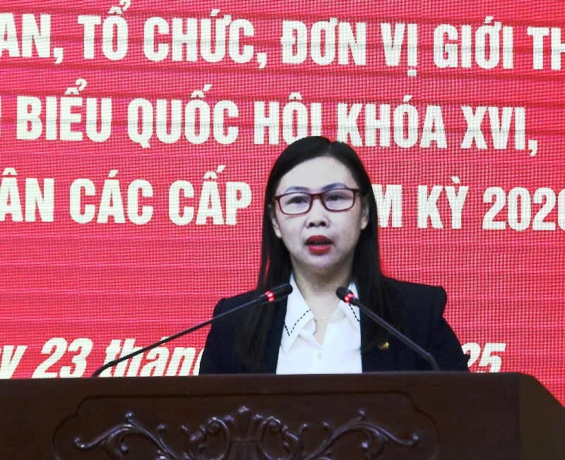 Bà Nguyễn Thị Phương, Phó Chủ tịch Ủy ban MTTQ VIệt Nam tỉnh Thanh Hóa phát biểu khai mạc hội nghị. Ảnh: Nguyễn Chung.