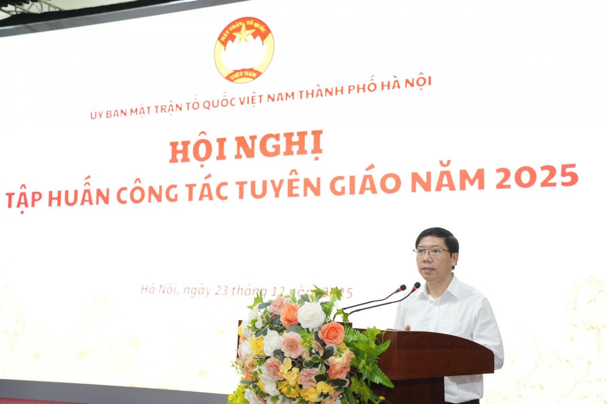 Ông Nguyễn Hoàng Sơn - Phó Trưởng Ban Tuyên giáo và Dân vận Thành ủy Hà Nội trao đổi tại Hội nghị.