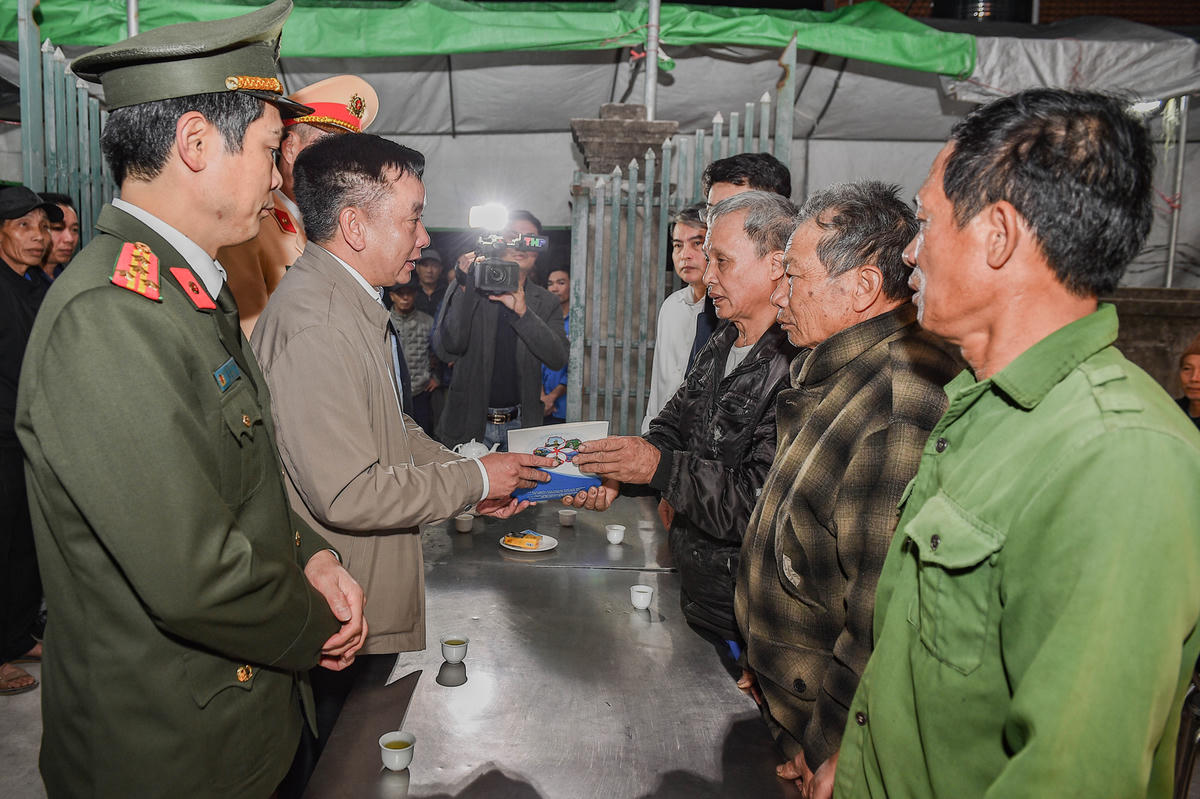 Phó Chủ tịch UBND thành phố Trần Văn Quân thăm hỏi và trao tiền hỗ trợ cho gia đình nạn nhân Lưu Cung Bắc tại xã Hà Tây. Ảnh: CTV.&nbsp;