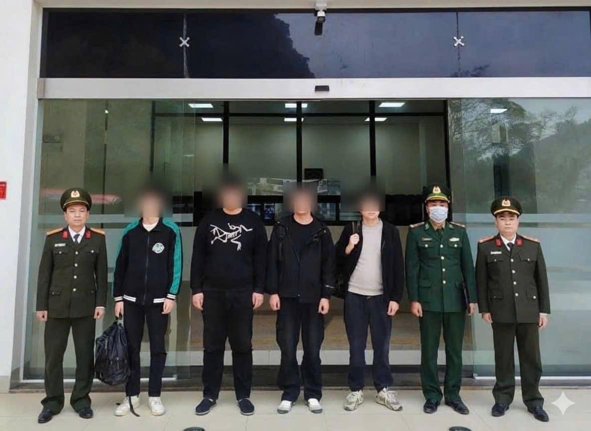 Lực lượng chức năng trao trả&nbsp;công dân Trung Quốc nhập cảnh trái phép vào Việt Nam. Ảnh: Công an tỉnh Cao Bằng.