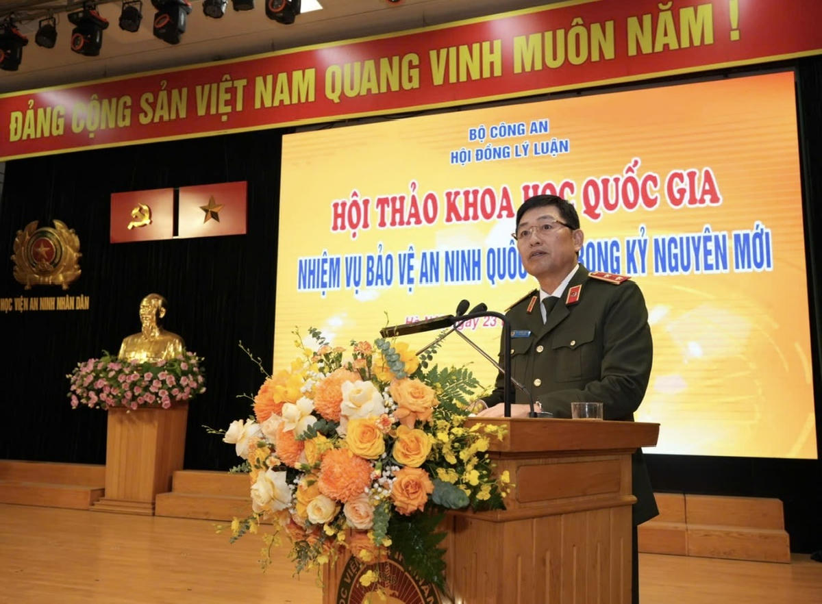 TS, Trung tướng Vũ Thanh Chương - Cục trưởng Cục Khoa học,&nbsp;Chiến lược và Lịch sử Công an phát biểu đề dẫn tại hội thảo. Ảnh: Danh Vỵ