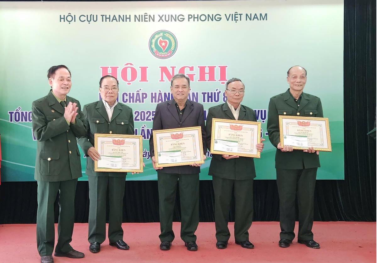 Trung ương Hội Cựu TNXP Việt Nam trao tặng bằng khen cho các tập thể và cá nhân có thành tích xuất sắc. Ảnh: PT. 