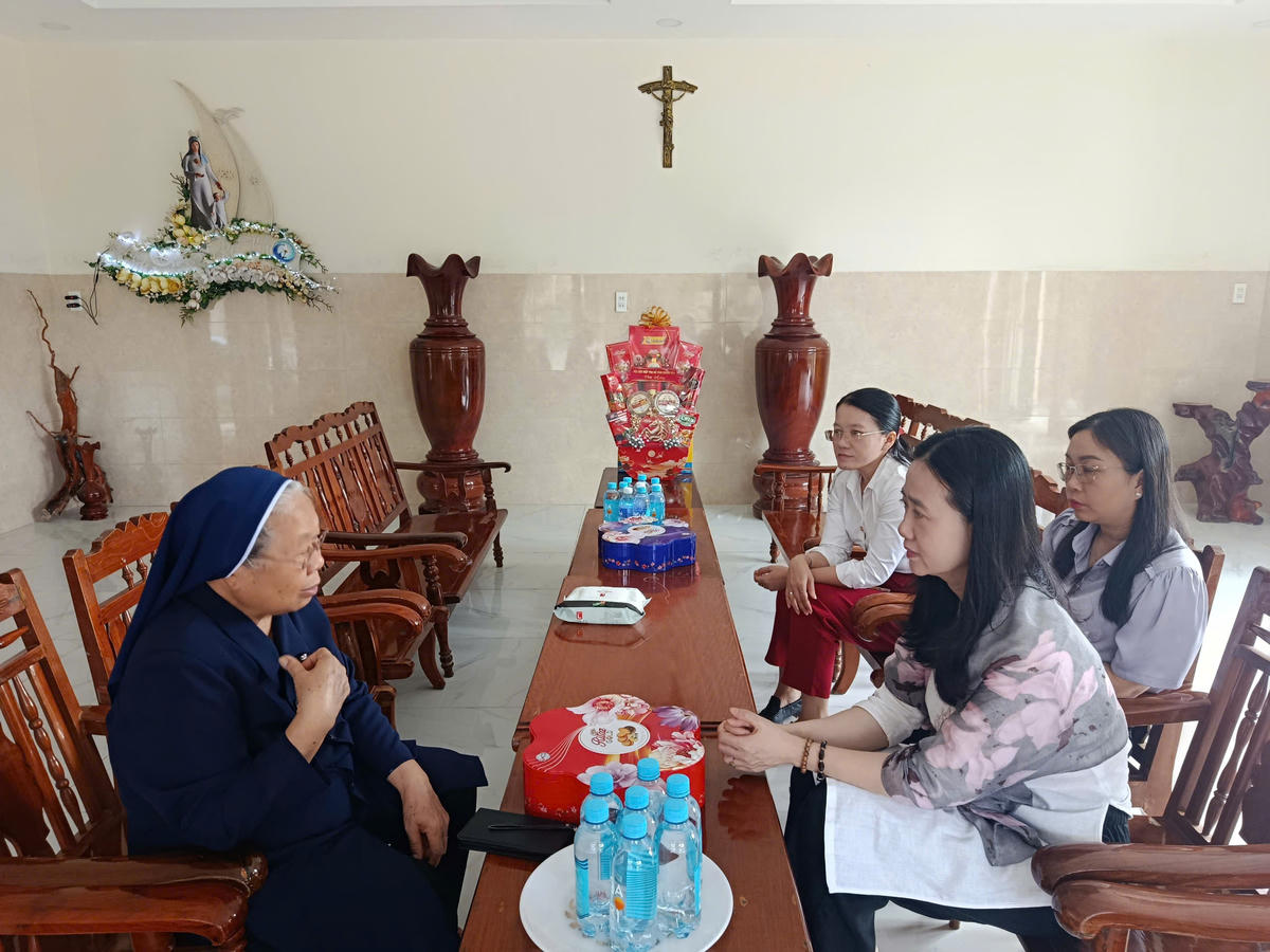 Bà Nguyễn Quỳnh Nga, Phó Chủ tịch Uỷ ban MTTQ Việt Nam tỉnh, Chủ tịc Hội LHPN tỉnh Khánh Hòa thăm hỏi, chia sẻ tại Giáo xứ Bình Cang đã có nhiều đóng góp, đồng hành tích cực cùng Hội LHPN tỉnh Khánh Hòa trong các hoạt động an sinh xã hội trong thời gian vừa qua. (ảnh Hương Thảo)