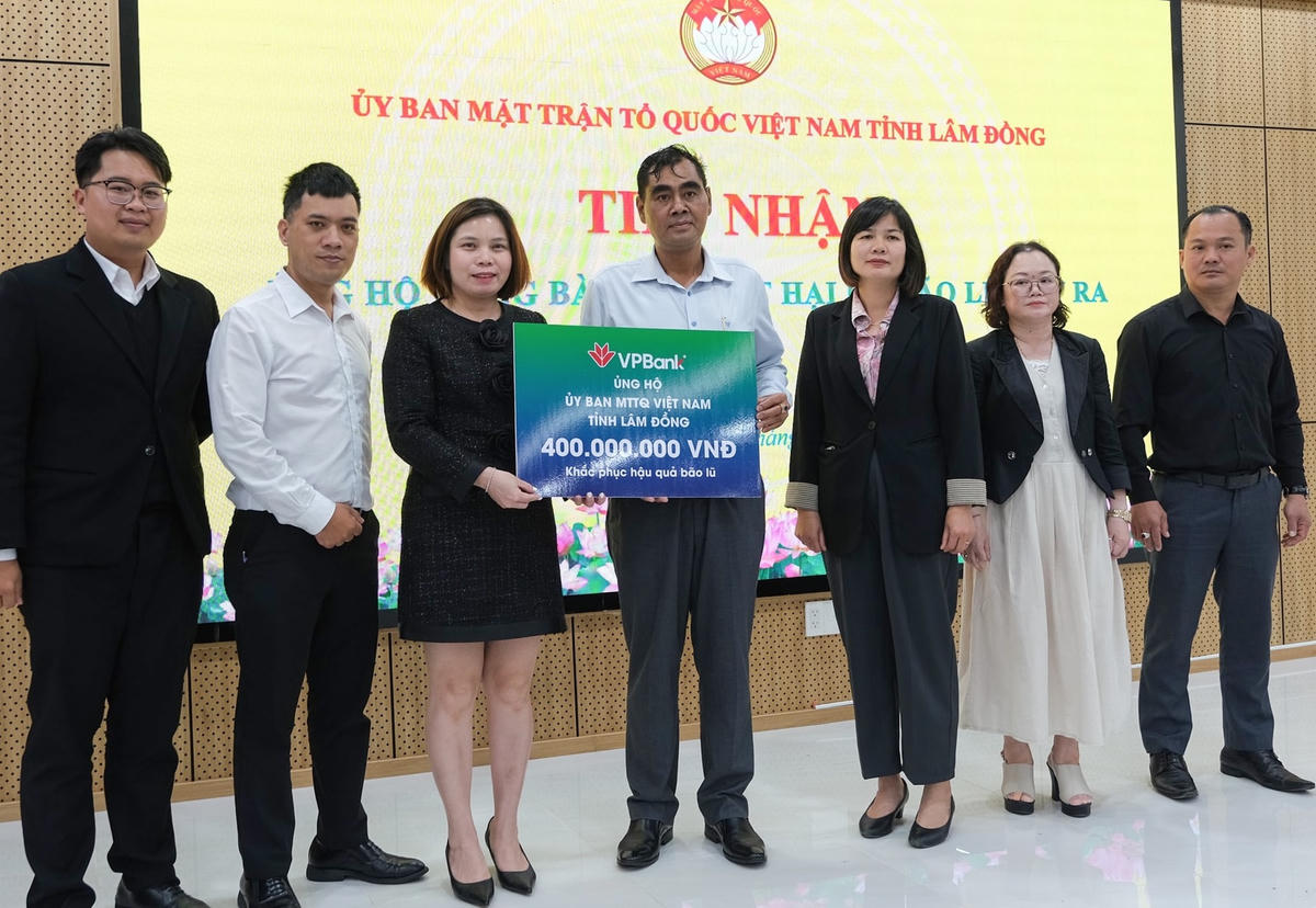 Ngân hàng Cổ phần Thương mại Việt Nam Thịnh Vượng VP Bank ủng hộ 400 triệu đồng cho Uỷ ban Mặt trận tỉnh. Ảnh: X .H.