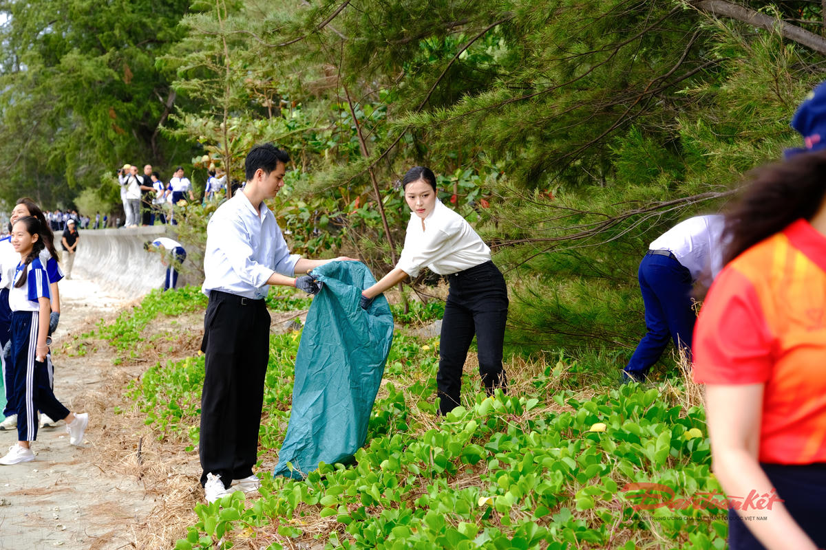 Các bạn trẻ tham gia ngày hội sống xanh tại Đặc khu Côn Đảo. Ảnh: H.Phúc.