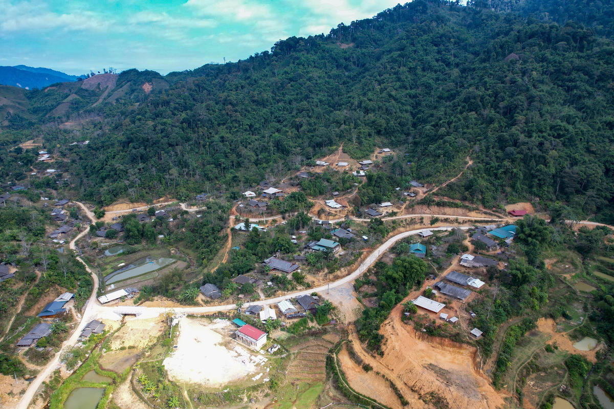 Đường vào bản Ché Lầu, xã biên giới Na Mèo được bê tông hóa hoàn toàn. Ảnh: Đình Minh.