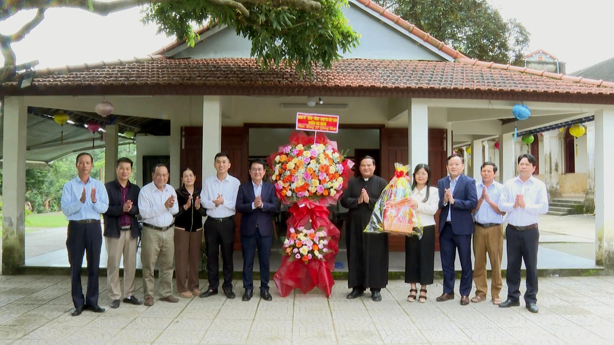 Ông Nguyễn Hà Bắc thăm, chúc mừng giáo xứ Tùng Sơn. Ảnh: Quang Thắng.