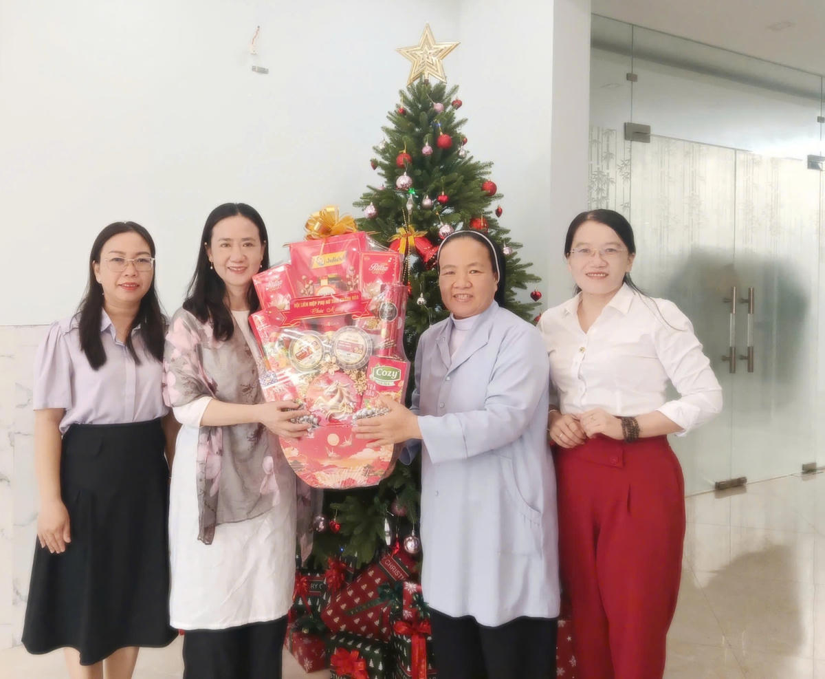Bà Nguyễn Quỳnh Nga, Phó Chủ tịch Uỷ ban MTTQ Việt Nam tỉnh, Chủ tịc Hội LHPN tỉnh Khánh Hòa, thăm tặng quà tại Dòng Mến Thánh gia Nha Trang. (ảnh Hương Thảo)