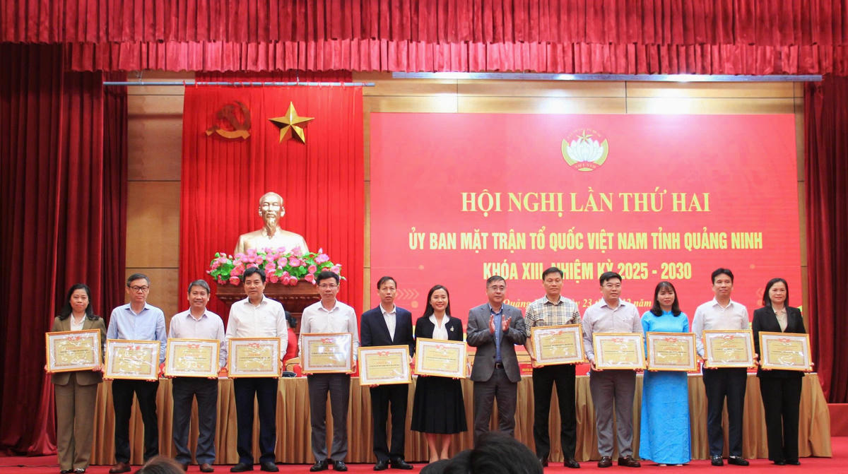 Nhiều tập thể có thành tích xuất sắc trong công tác Mặt trận và phong trào thi đua năm 2025 được biểu dương, khen thưởng tại hội nghị.