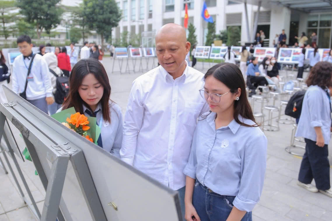 Nhiếp ảnh gia Nguyễn Á cùng sinh viên tại triển lãm ảnh.