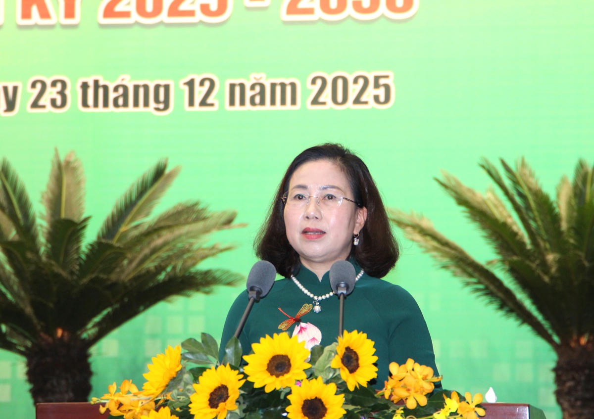 Bà Bùi Thị Thơm – Phó Chủ tịch Trung ương Hội Nông dân Việt Nam phát biểu chỉ đạo Đại hội. Ảnh: Q.Đ.