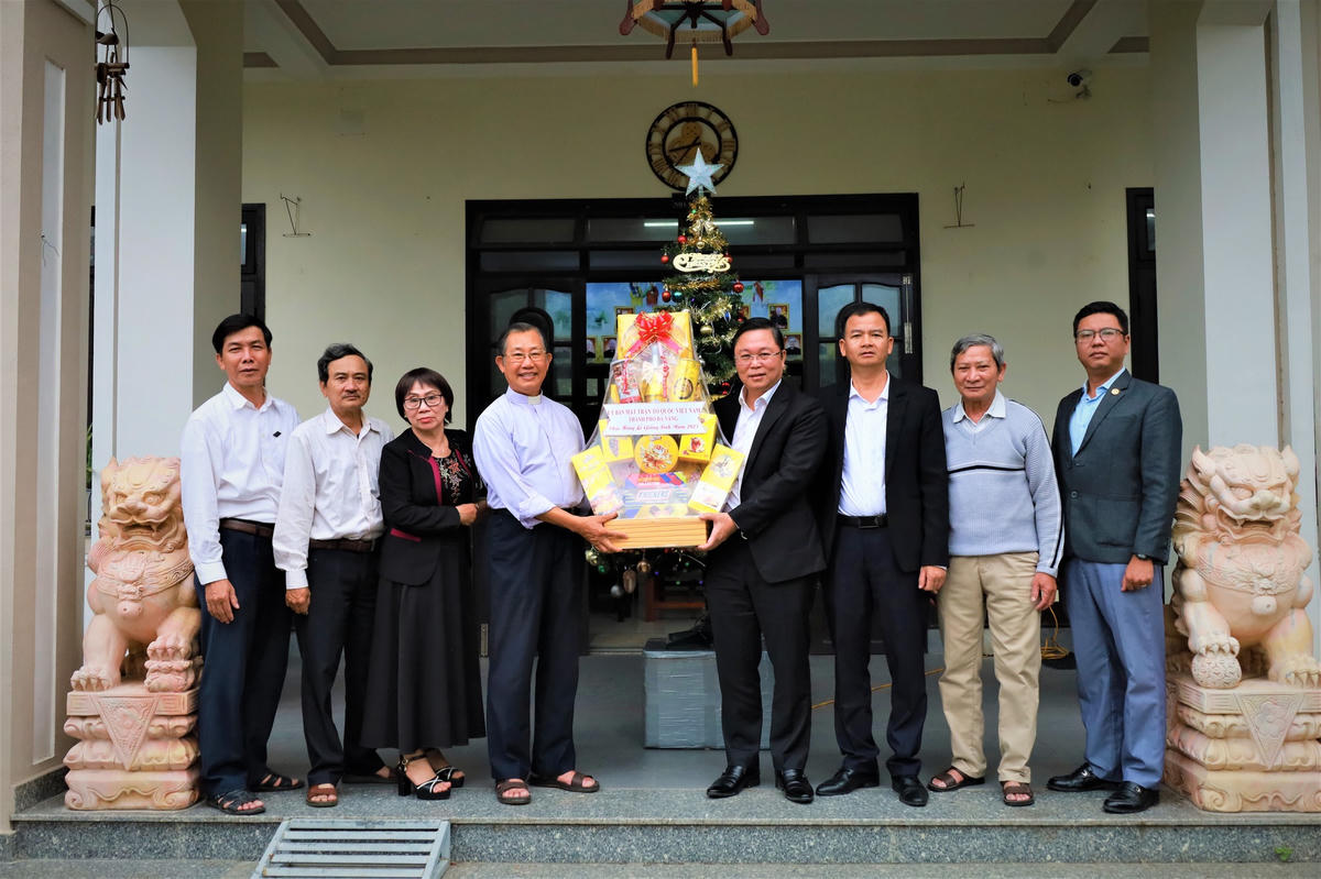 Ông Lê Trí Thanh, Chủ tịch Ủy ban Mặt trận Tổ quốc Việt Nam TP Đà Nẵng thăm, chúc mừng&nbsp;các chức sắc nhân Lễ Thiên Chúa Giáng sinh năm 2025. Ảnh: Nguyễn Tú.