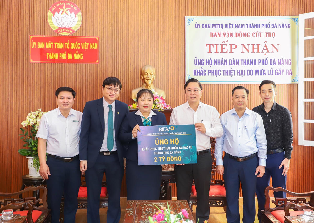 Ông Lê Trí Thanh, (bên phải) Chủ tịch Ủy ban MTTQ Việt Nam TP Đà Nẵng tiếp nhận 2 tỷ đồng của Ngân hàng BIDV Việt Nam hỗ trợ người dân thành phố khắc phục thiên tai. Ảnh: CV.