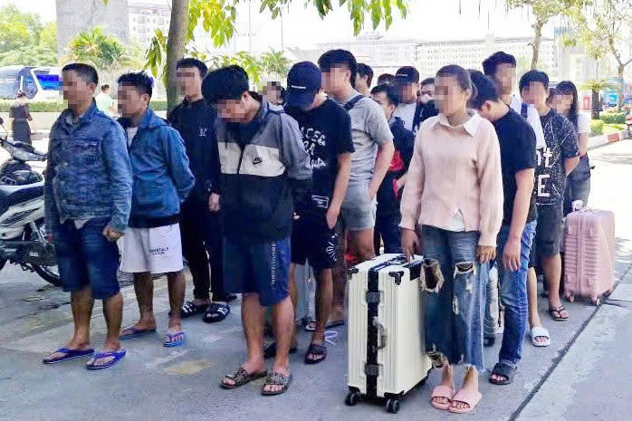 Nhiều công dân tự nguyện sử dụng hộ chiếu để tới Campuchia làm việc trong khi một số khác vượt biên trái phép. Ảnh: T.N.