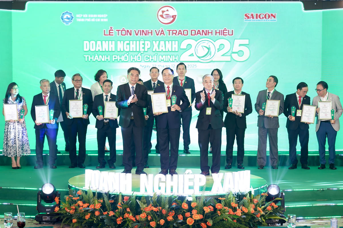 Ông Nguyễn Thanh Nhã – Phó Tổng giám đốc, đại diện lãnh đạo EVNHCMC, đón nhận danh hiệu Doanh nghiệp Xanh TP Hồ Chí Minh năm 2025.