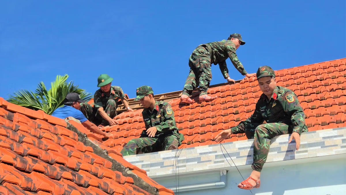 Lực lượng vũ trang hỗ trợ người dân Quảng Ngãi khắc phục hậu quả thiên tai. Ảnh: CV.
