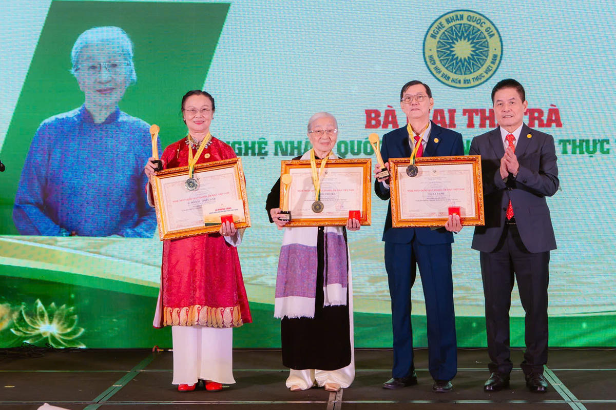 Nghệ nhân Mai Thị Trà, 92 tuổi (thứ 2, từ trái qua) là nghệ nhân cao tuổi nhất được phong tặng Nghệ nhân Quốc gia văn hóa ẩm thực Việt Nam. Ảnh: Nguyễn Tú.