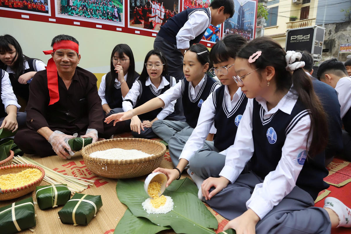 Học sinh tập gói bánh chưng trong buổi trải nghiệm du lịch học đường. Ảnh: Phương Thanh